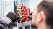 Beeld installateur kabels
