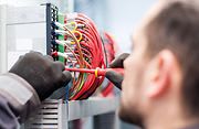 Beeld installateur kabels