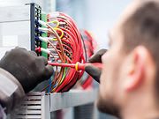 Beeld installateur kabels