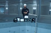 lichtkampagne-2022-multi-battery-keyvisual-mit-model-hochkant