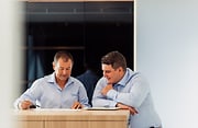 Twee mannen bespreken opleiding Qbus
