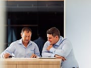 Twee mannen bespreken opleiding Qbus